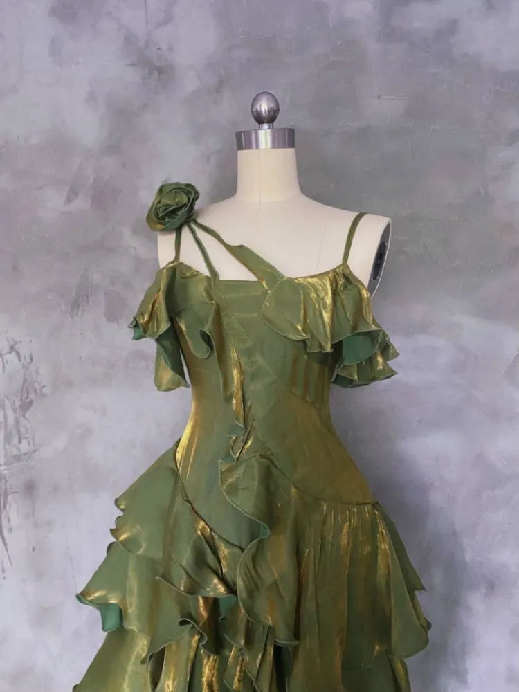 Grünes asymmetrisches Ballkleid mit mehrlagigem Volant und Spaghettiträgern