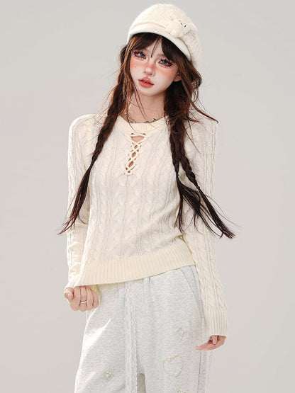 Grauer Slim-Fit-Pullover mit Rundhalsausschnitt und Cut-Out-Detail