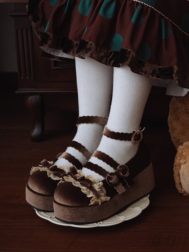 バックル、ダークプラットフォーム、トリムレース、蝶結びストラップ、トップにブラウンのベルベット