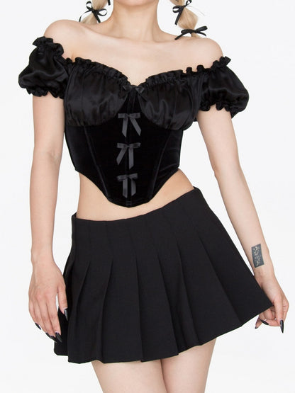 Schwarzes Top mit Rüschen, schulterfreiem Ausschnitt, abgerundetem Saum und Schleife