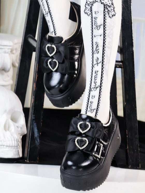 Dicke/normale Strass-Akzente, Kei-Dekor-Version mit Herz-Jirai-Schleifen-Plateaus in Slip-on-Schwarz