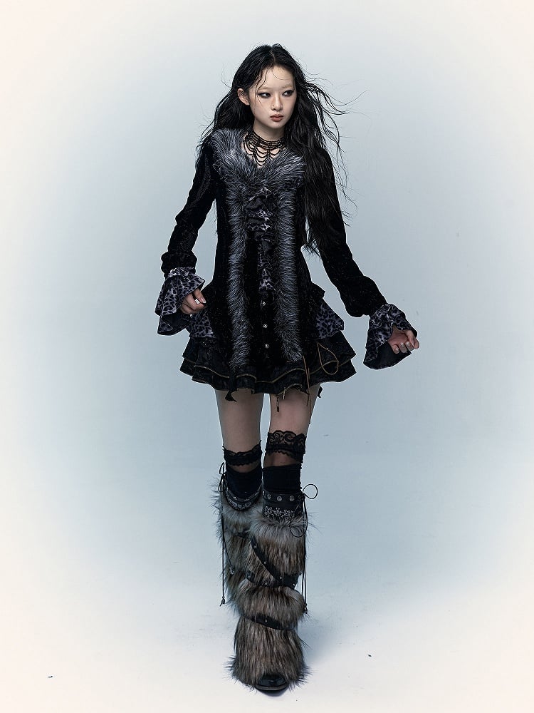 Schwarzes und graues Oberteil mit Leopardenmuster und zotteligem Besatz