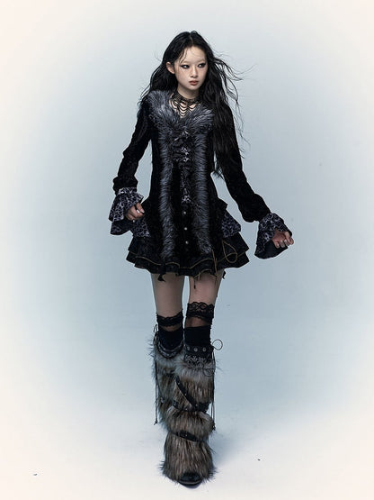 Schwarzes und graues Oberteil mit Leopardenmuster und zotteligem Besatz