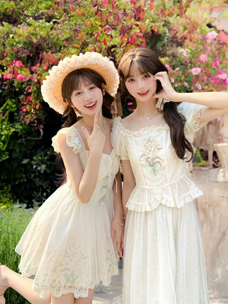 フリルネックライン、パフスリーブ、ユリの刺繍、レーストリム、スクエアブラウス、ベージュ