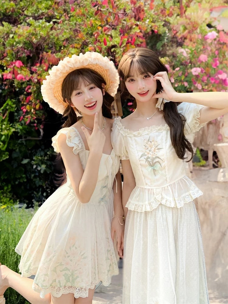 Beige quadratische Rüschenbluse mit Ausschnitt, Puffärmeln, Lilienstickerei und Spitze