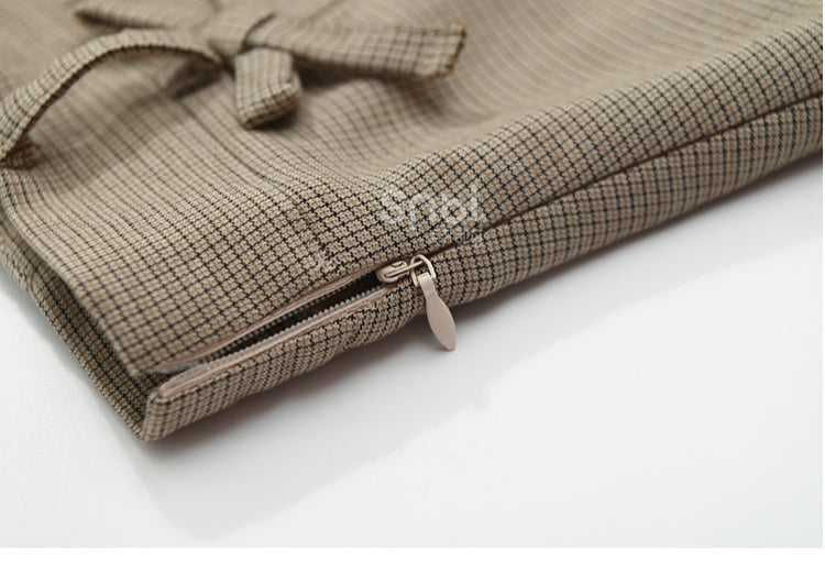 カーキ色のリボンアクセントのチェック柄プリーツスカート