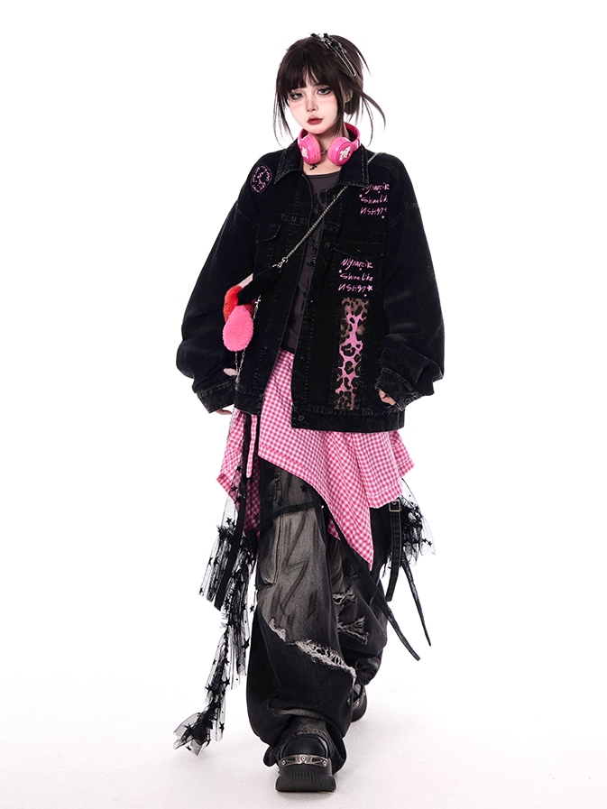 Jeansjacke, verblasste Waschung, Vintage-Kragen, rosa Leopardenmuster, schwarzes Hemd