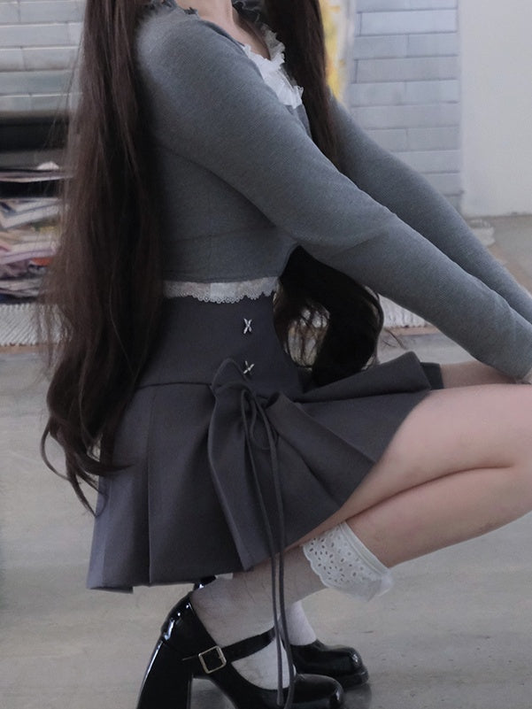 グレーのレーストリム裏地付きプリーツミニスカート