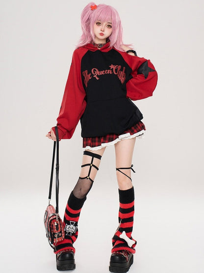 Kapuzenpullover mit Buchstaben-Print und Colorblock-Design und ausgeschnittenen Schultern