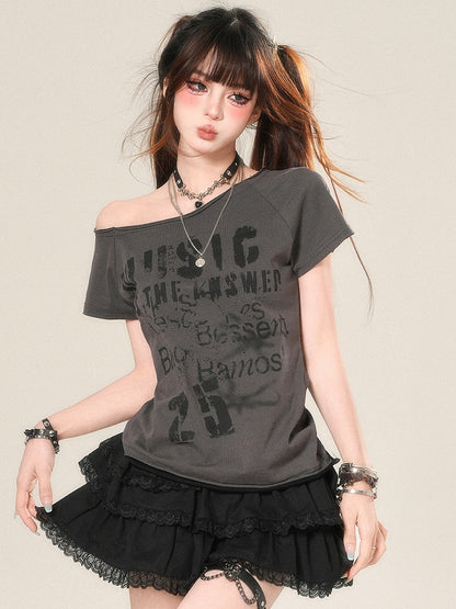 レターアシンメトリーネックラインTシャツグラマラスプリントホワイト/ゲイリー