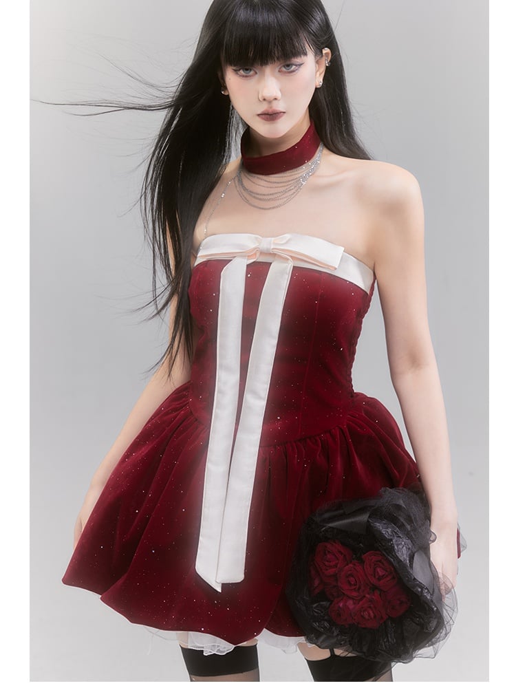 Rotes, schulterfreies Kleid mit Pailletten und großer Schleife