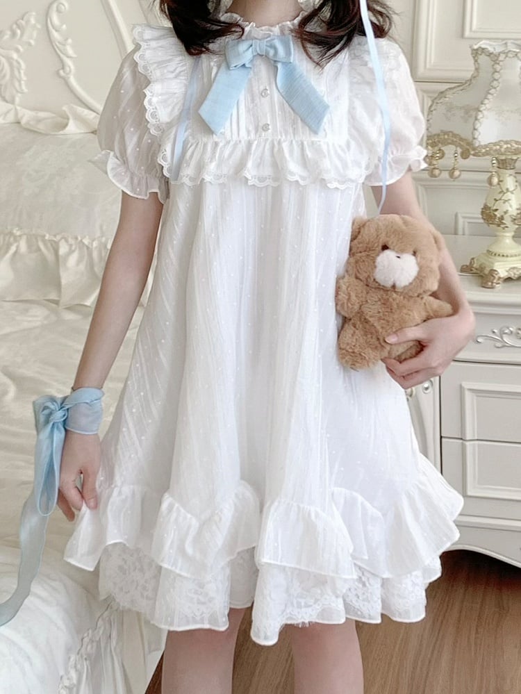 Kleid mit Puffärmeln, blauer Besatz und weißer Rüschenspitze am Ausschnitt