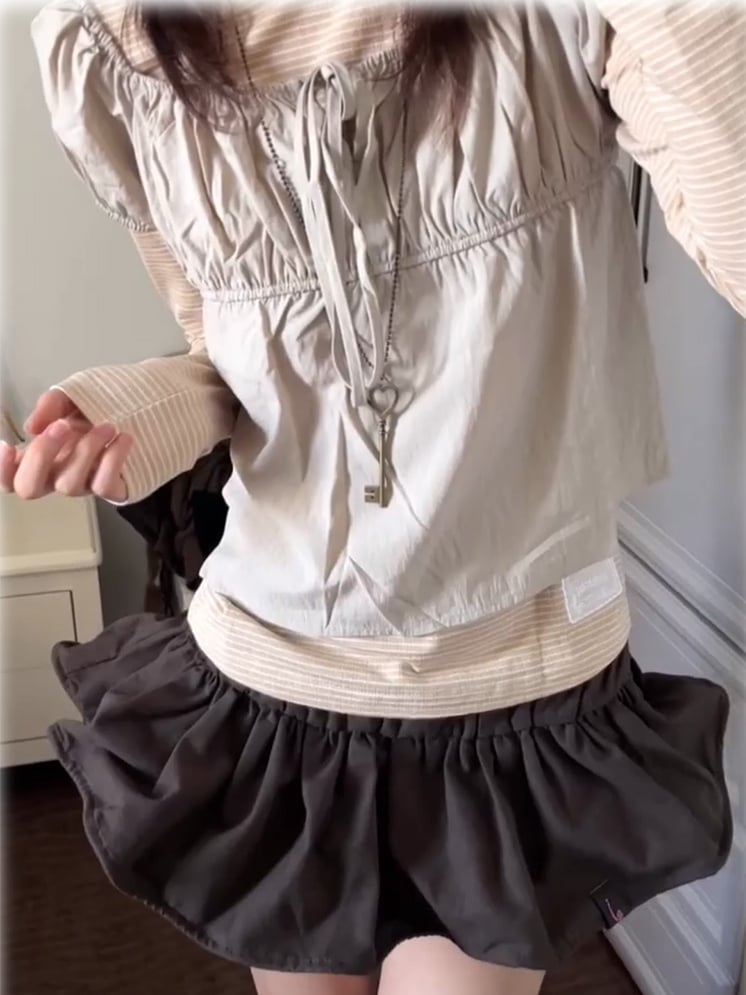 ベージュのラウンドネックストライプトップス