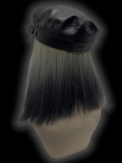 Y2K Schwarzes Kreuz Charm Schnallenriemen Nieten verziert Punk Baskenmütze