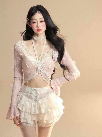 クロップド丈トップ、花柄、ピンクのベルスリーブ、バタフライ、華やか、トップに装飾レース付き