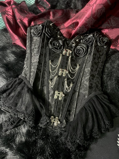 Gothic Korsett mit schwarzen Rosetten und Nieten, verziert mit Kette und Stäbchen