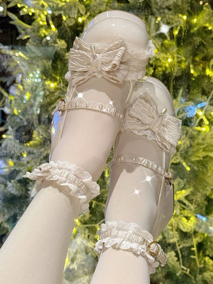 - Blockperlenverzierte Spitze, Janes-Absatz, Plateau und Obermaterial aus weißem Sweet mit Mary-Creme-Schleife, hoch akzentuierter Riemen