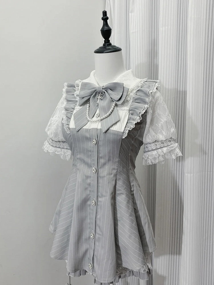 グレーのストライプ柄、ジライケイ、セットバック、タイネックライン、ボウレースアップミニドレス、ショーツイリュージョン