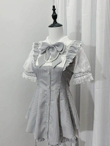 グレーのストライプ柄、ジライケイ、セットバック、タイネックライン、ボウレースアップミニドレス、ショーツイリュージョン