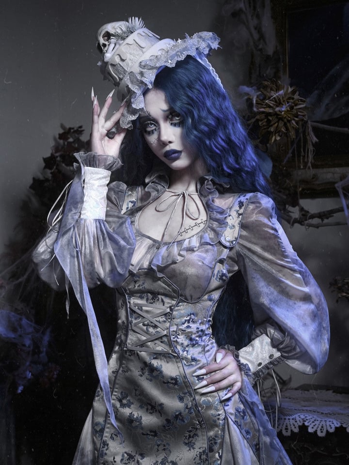 Corpse Bride – Chiffon-Hemd mit Rüschen und hohem Kragen in staubblauer Batikoptik