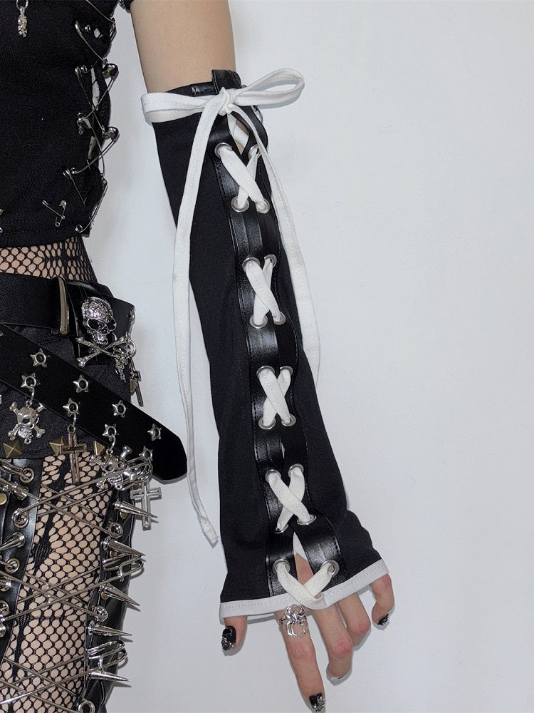 Selbstbindende schwarz-weiße, überkreuzte Träger im Y2K-Design