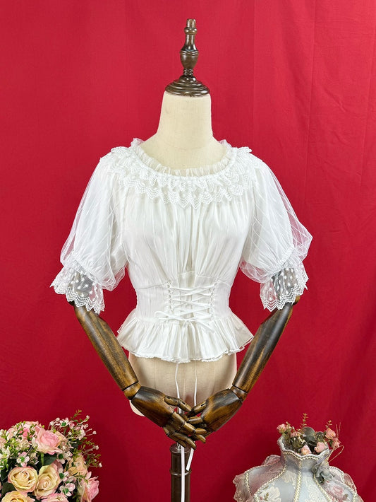 ショートネックラインの白いブラウス、伸縮性のある袖