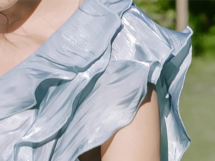 Vintage-Oberteil mit blauen Rüschenakzenten und Hose mit geradem Bein