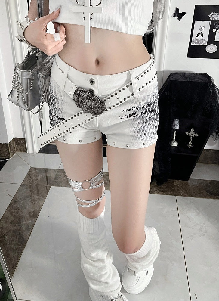 Weiße, tief sitzende Mini-Shorts mit Schlangenhaut-Print
