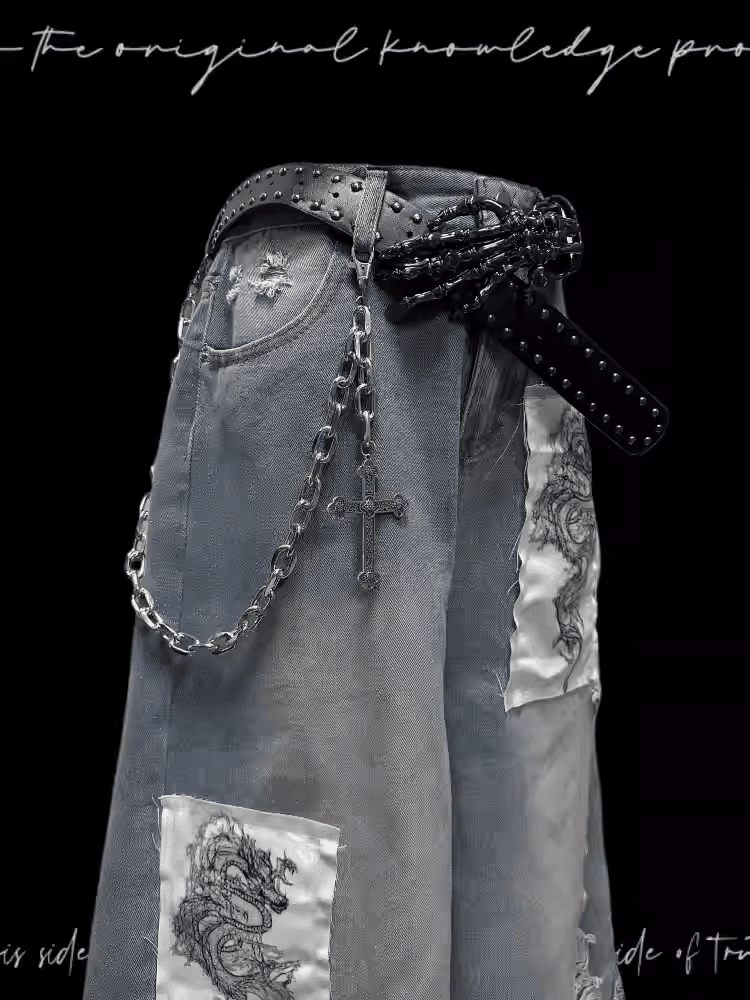 ブルーのワイドレッグジーンズ、ドラゴンのアップリケ、切りっぱなしの裾、ダメージ加工の穴、ライト