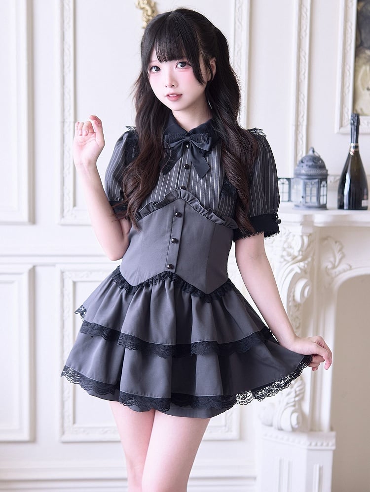 Graue Shorts und zweiteiliger Jirai-Stil mit gestreiftem Lagenkleid und Kunstspitze. Outfit: Kei