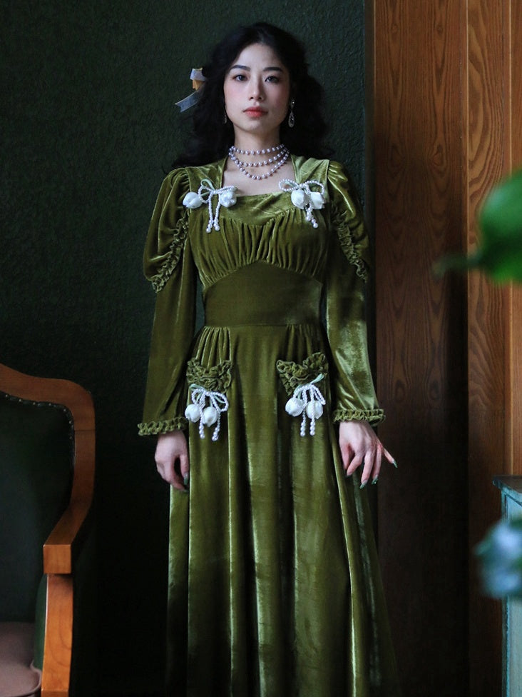 Dunkelgrünes Vintage-Samtkleid mit hoher Taille und quadratischem Ausschnitt