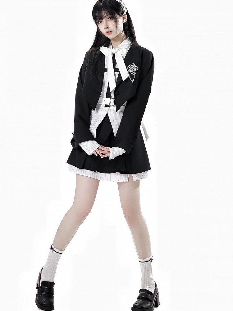 取り外し可能なバタフライクロックブローチ付きブレザー ブラック クロップド カーブヘム プレッピー