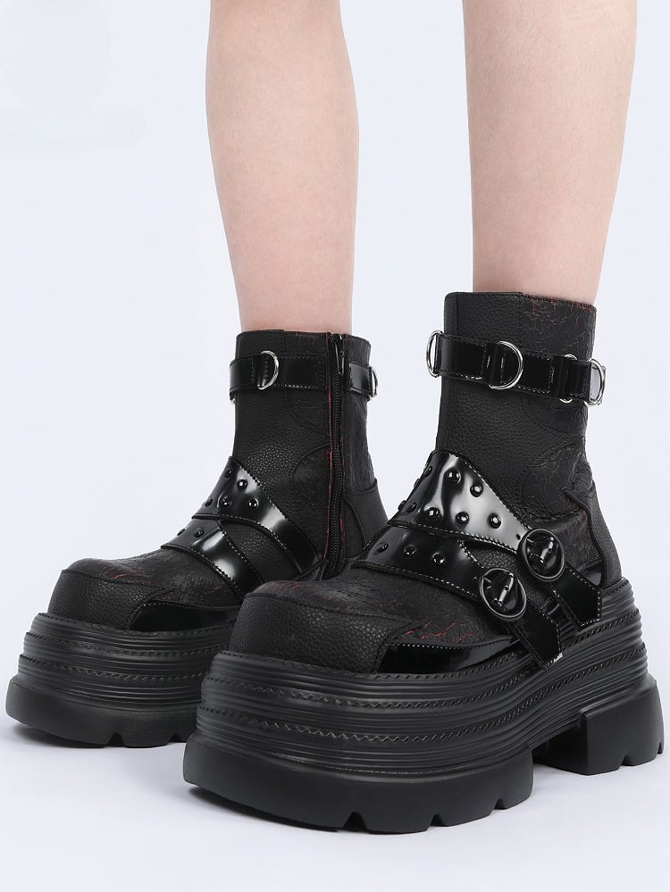 Klobige, modische Stiefel mit roten Details in schwarzen quadratischen Gothic-Highlights und Schnallenspitze
