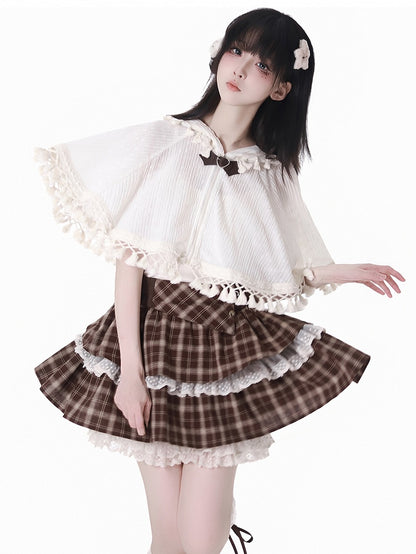 ベージュのボヘミアンタッセルヘムジップアップケープとキャミトップセット