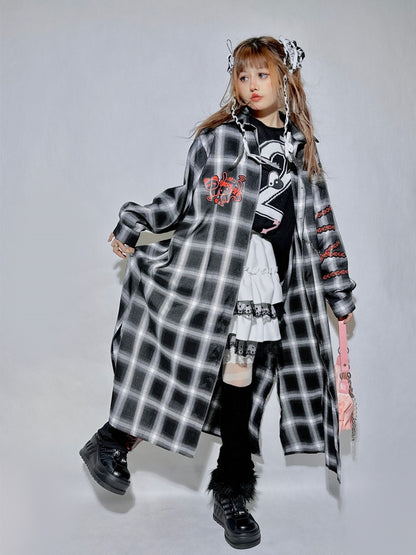 Schwarz-graues Hemd mit Kätzchen- und Panda-Anstecknadelkette und weißem, langem Strickcardigan mit Gehirn