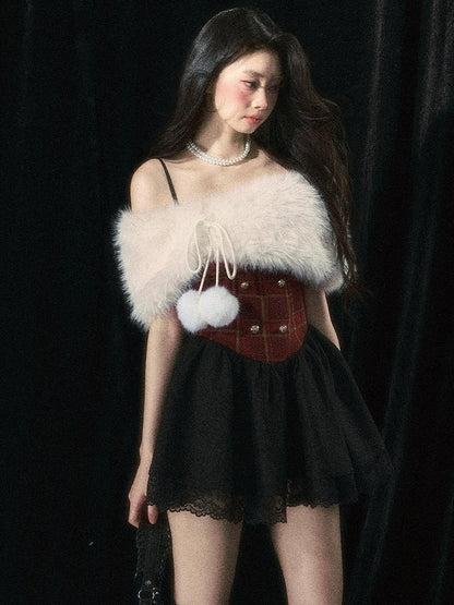 Weihnachtliches Set aus Camisole-Kleid mit Blumenmuster in Rot und Plüschschal