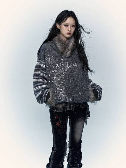 Schwarz-weißer Kapuzenpullover mit Plüschbesatz und gestreiften Ärmeln