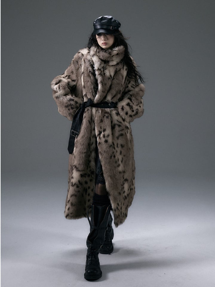 Wendbarer, zotteliger schwarzer Mantel mit Leopardenmuster und Nieten