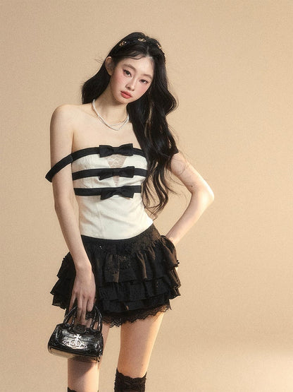 蝶結びのディテール、パッチ、レース、魅力的なストラップレストップ、アプリコットネックライン