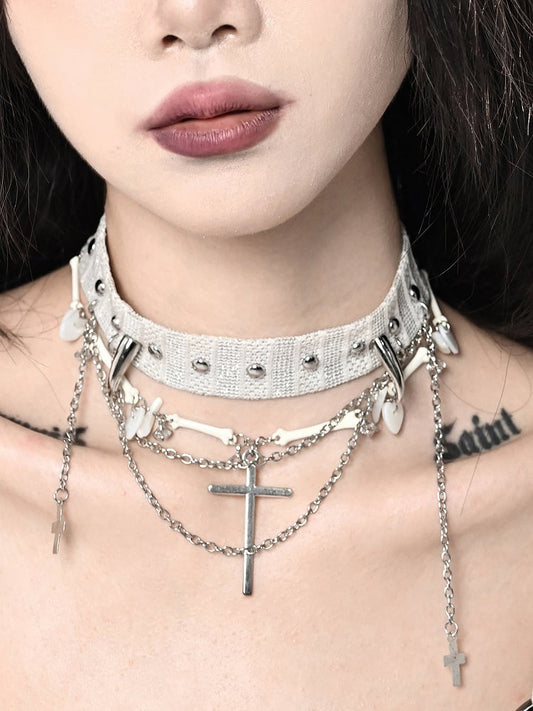 Weißes Punk-Halsband mit Kreuzanhängern