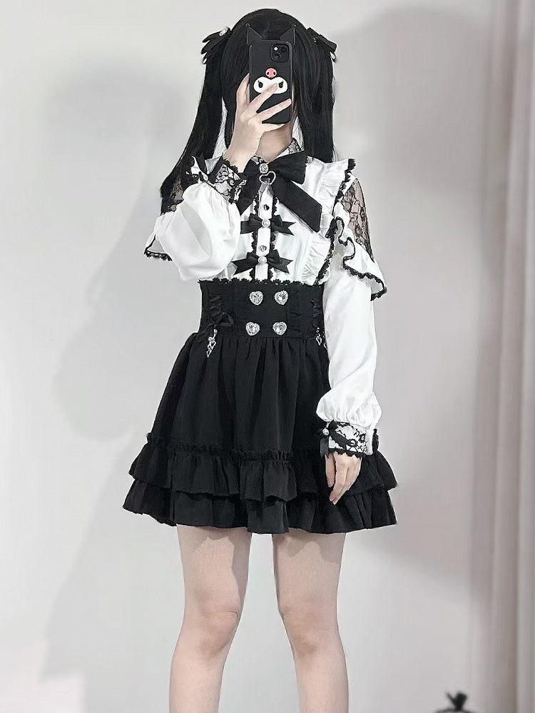 ホワイトトリムのジライラインストーンディテール、ケイの蝶結びとブラウス、ビーズフリルで飾られた