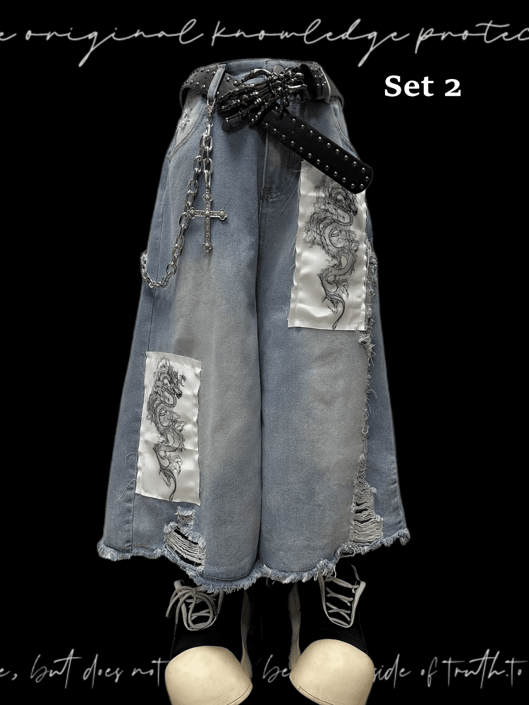 ブルーのワイドレッグジーンズ、ドラゴンのアップリケ、切りっぱなしの裾、ダメージ加工の穴、ライト