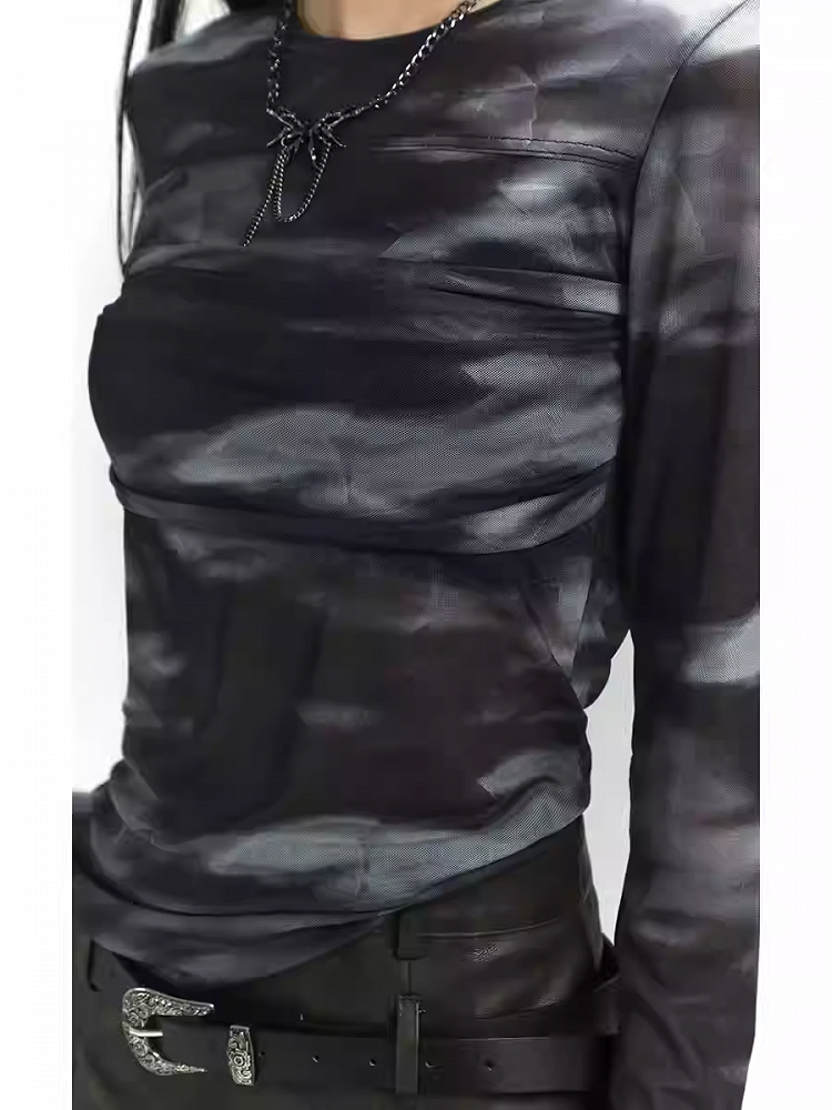 Schwarzes, eng anliegendes Top mit Rundhalsausschnitt und Batikmuster