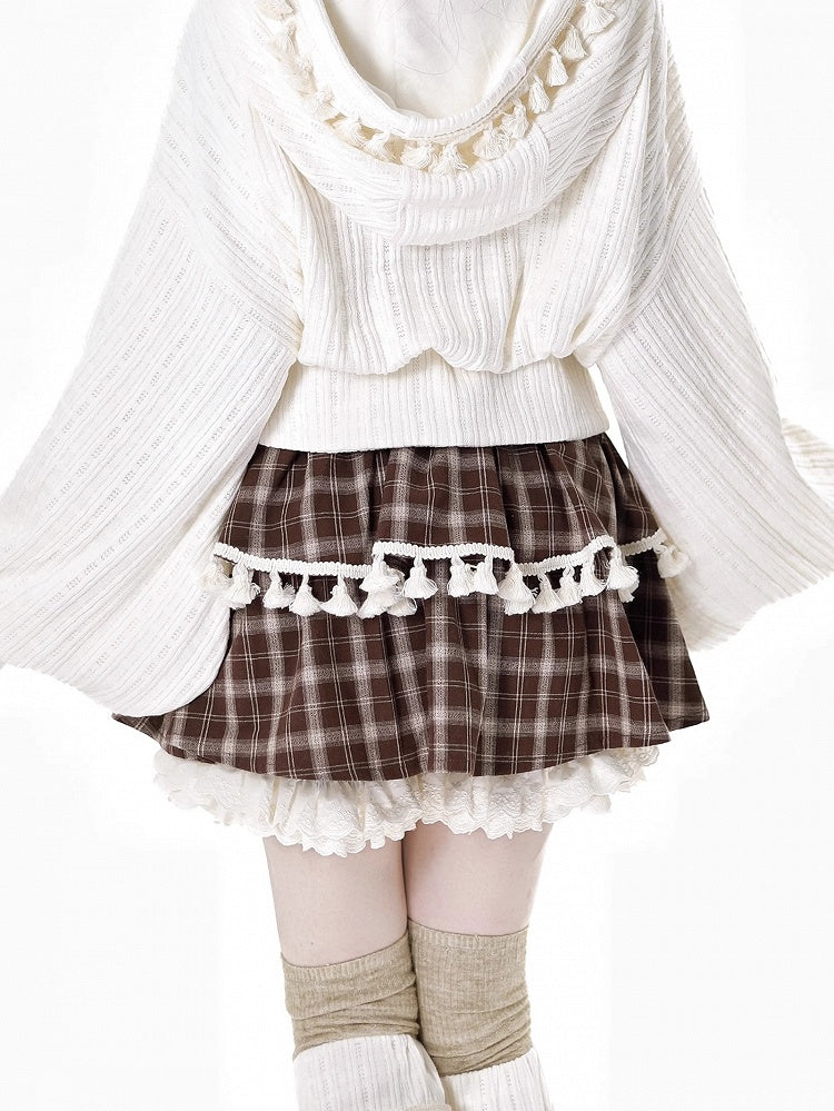 ブラウンのチェック柄ティアードスコート、フリル袖口、フリンジトリム