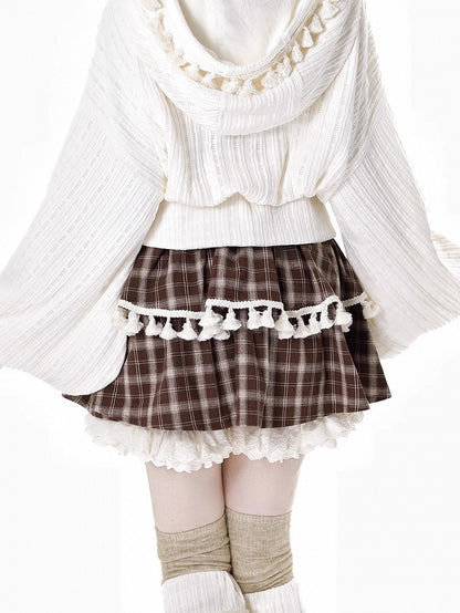 ブラウンのチェック柄ティアードスコート、フリル袖口、フリンジトリム