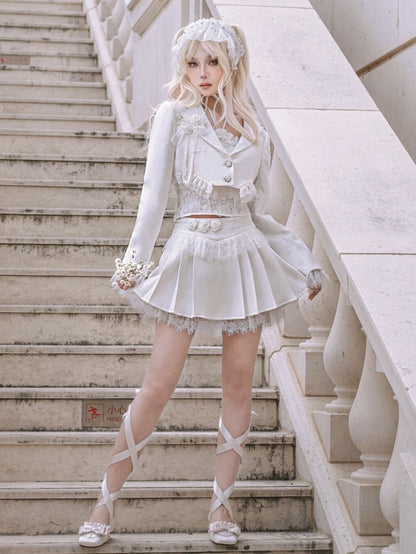 裾と袖口に白いフェアリーレースのトリム