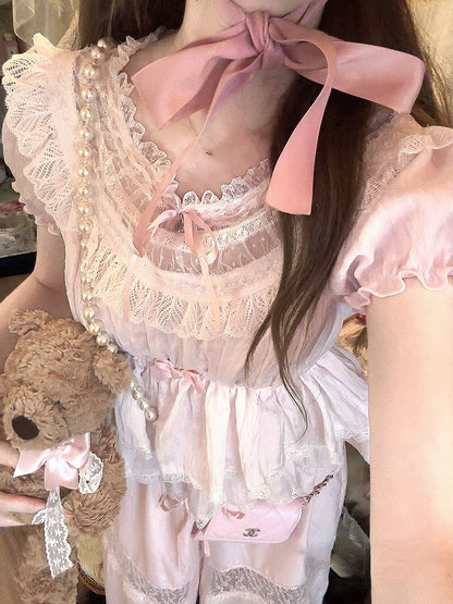 Spitzenbesatz am Saum mit Schößchenoberteil und rosa Puffärmeln