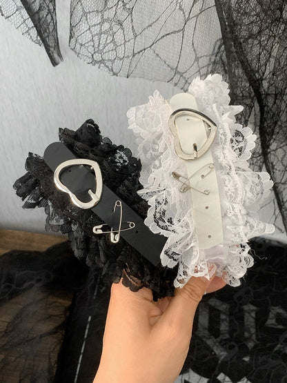 Decorated Heart Black/White Pin Buckle KC Ruffled