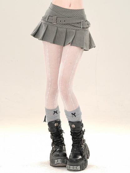 グレーのストライプ柄クロスバックルストラッププリーツミニスカート