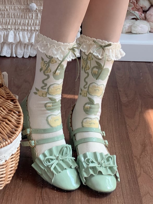 Grün/Rote Kalbssocken mit Spitze und Apfel-Lolita-Print und süßem Besatz